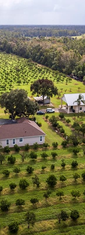 Vista aérea de tierras de cultivo con una casa en el centro